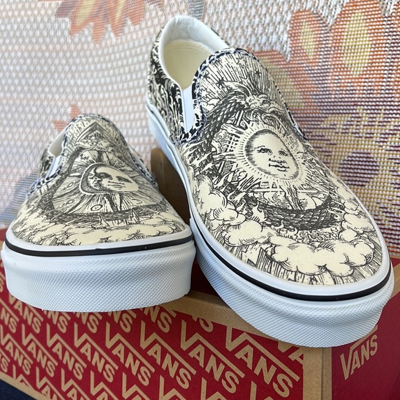 Vans WMNS Classic Slip-0n
(Ouroboros) Black/Tr Wht
VN0A4U38WT8
Sneakers - Picture 9 of 16